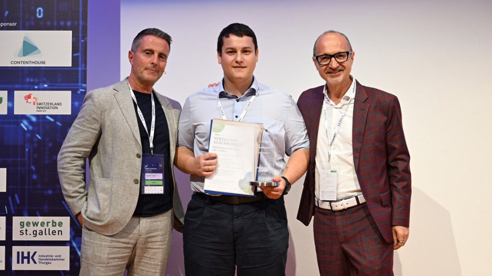 LEADER-Chefredaktor Stephan Ziegler, Stefan Bamberger und Preissponsor Mirko Galasso von der BVS St.Gallen (v.l.)